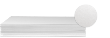 Pila di fogli di carta bianca perlacea con ingrandimento della finitura metallizzata perlacea del cartoncino