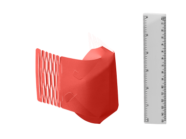 Mascarilla de papel rojo junto a la regla para escala