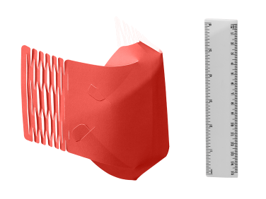 Mascarilla de papel rojo junto a la regla para escala
