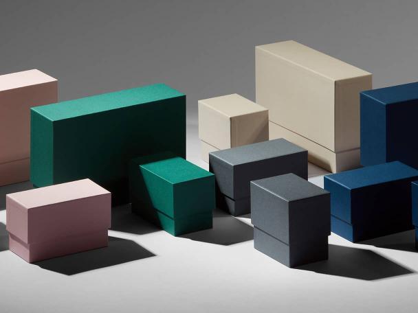 10 cajas expositoras cerradas en tres tamaños diferentes y cinco colores, incluidos rosa, verde, gris, beige y azul.