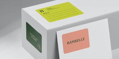 Etichetta adesiva grande rettangolo e 2 adesivi rettangolari personalizzati su una scatola bianca e una busta bianca