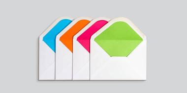 4 petites Enveloppes avec intérieur coloré : 1 bleue, 1 orange, 1 rouge et 1 verte.