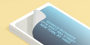 Stapel rechteckiger Adress-Labels mit blauem Farbverlauf und abgerundeten Ecken auf einem hellgelben Hintergrund