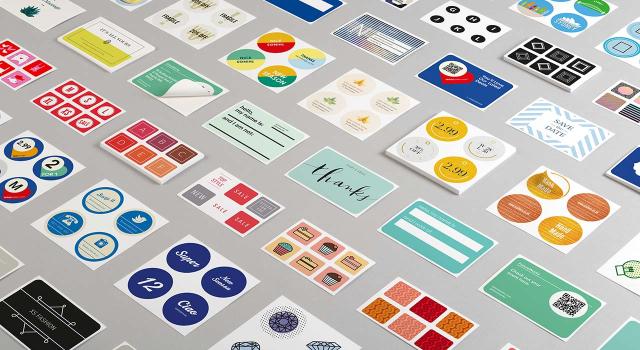 Mosaik bunter Stickerblätter in verschiedenen Formaten und Designs auf einem grauen Hintergrund