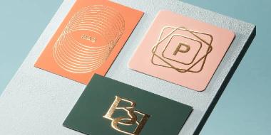 3 tarjetas de visita con diseños de lámina dorada que incluyen 1 tarjeta naranja, 1 tarjeta de visita verde y 1 tarjeta cuadrada con esquinas redondeadas