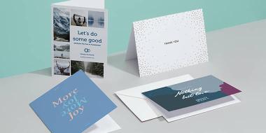 4 tarjetas de felicitación personalizadas creativas con diferentes diseños y sobre blanco