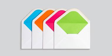 4 Enveloppes moyennes avec intérieur coloré : 1 bleue, 1 orange, 1 rouge et 1 verte. 