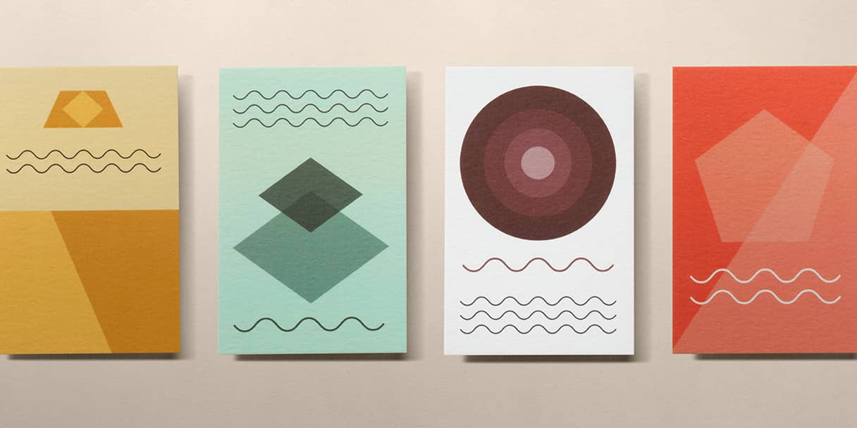 4 tarjetas personalizadas de alta calidad con diseños únicos creados con la solución de impresión para revendedores de MOO