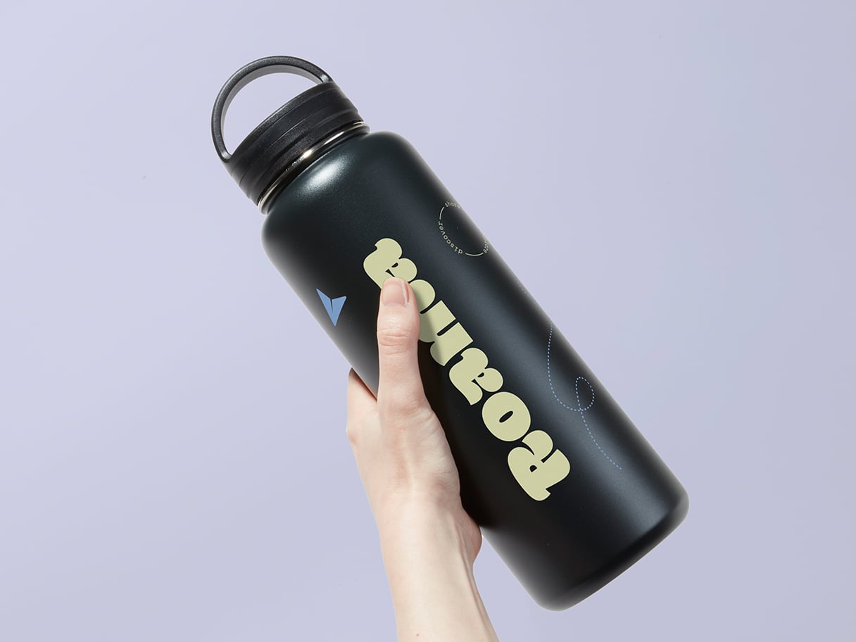 Une personne tenant une grande bouteille d'eau.