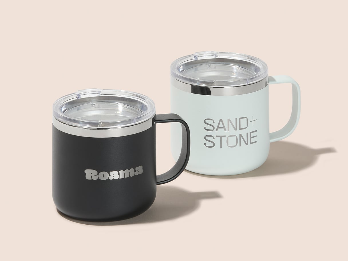 Deux mugs isothermes personnalisés.
