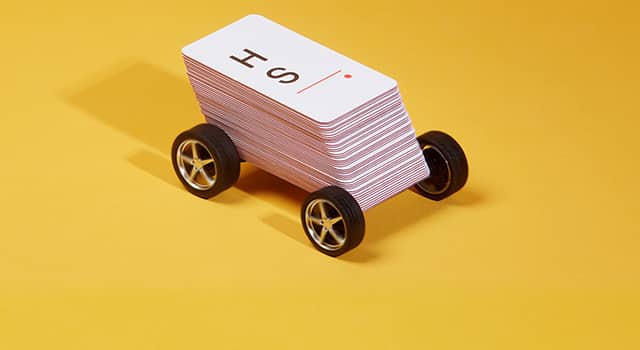 Stapel von Mini-Visitenkarten auf Rädern, um wie ein Lieferwagen auszusehen