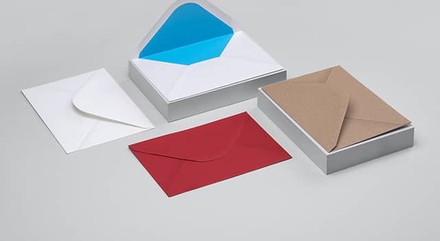 4 Enveloppes dont 1 Enveloppe standard, 2 Enveloppes de couleur et une Enveloppe sophistiquée avec une touche de couleur à l\'intérieur.