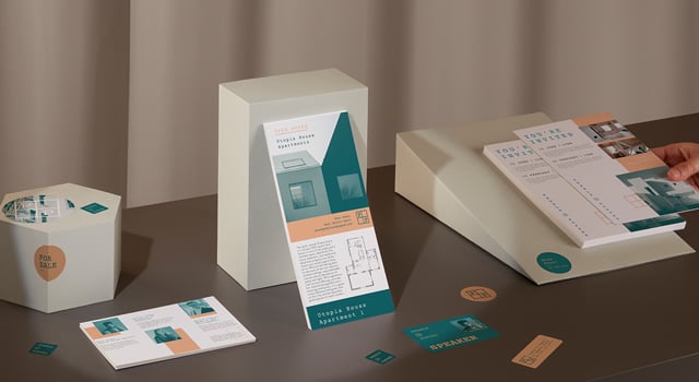 Una gama de productos personalizados de MOO, que incluye tarjetas postales comerciales de alta calidad en diferentes tamaños y pegatinas personalizadas.