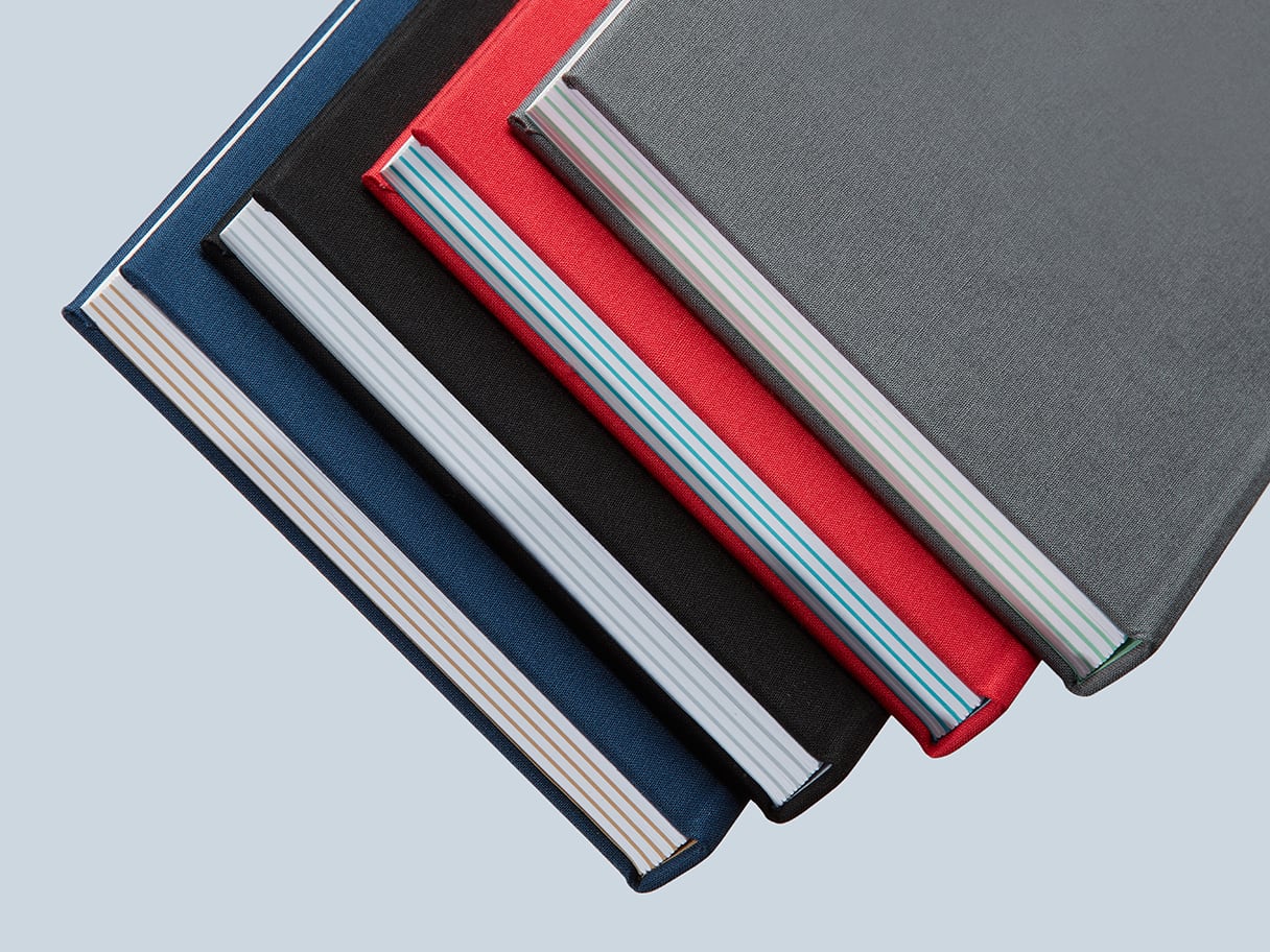 Une collection de planificateurs à couverture rigide de différentes couleurs.