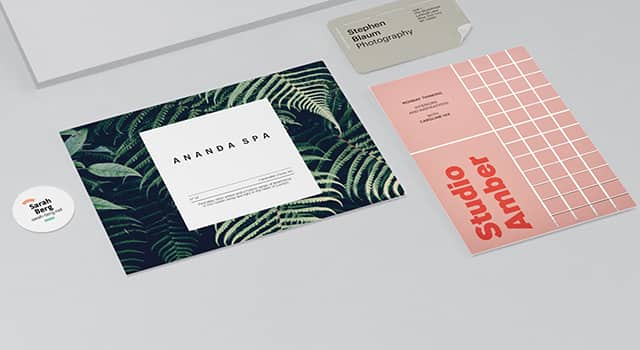 Runde und rechteckige Aufkleber, großer Flyer mit Farnbild und rosafarbene Postkarte mit Silberfolien-Design