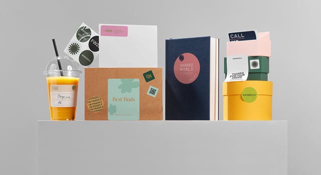 Cahier, boîte, enveloppe et pot décorés d\'étiquettes rondes et d\'autocollants rectangulaires en 2 tailles ainsi que de mini stickers