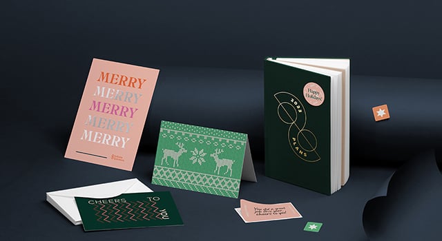 Variedad de productos de impresión en papel festivo: Tarjetas de felicitación con sobres, tarjetas de notas, tarjetas postales, pegatinas y etiquetas y cuadernos.