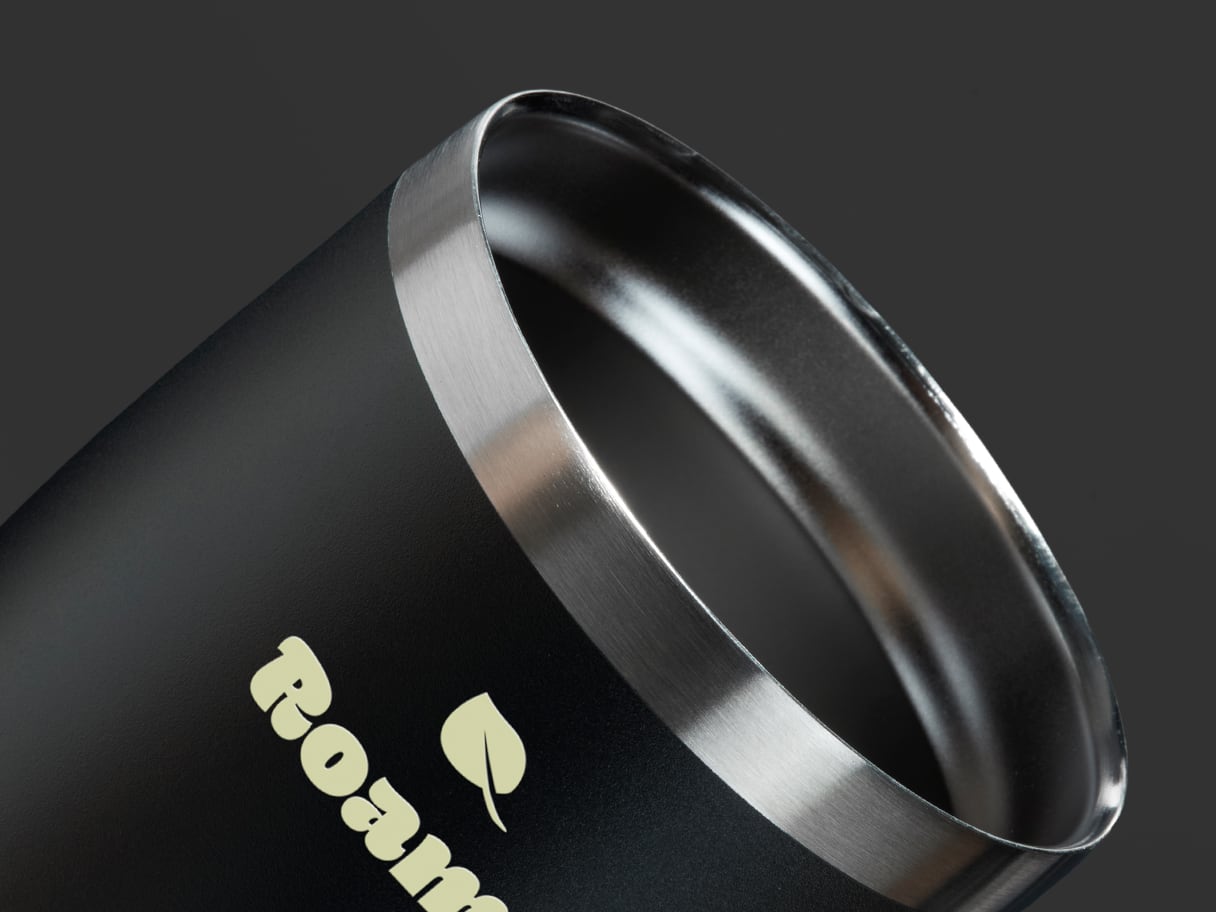 Image de détail de la partie supérieure d'un gobelet isotherme noir personnalisé.