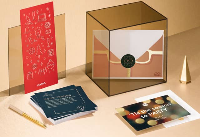 Cartons d\'invitation avec designs et formats différents, détails brillants et accessoires de Noël dorés sur fond clair doré