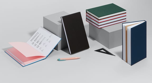 Variedad de cuadernos de diferentes colores en exposición