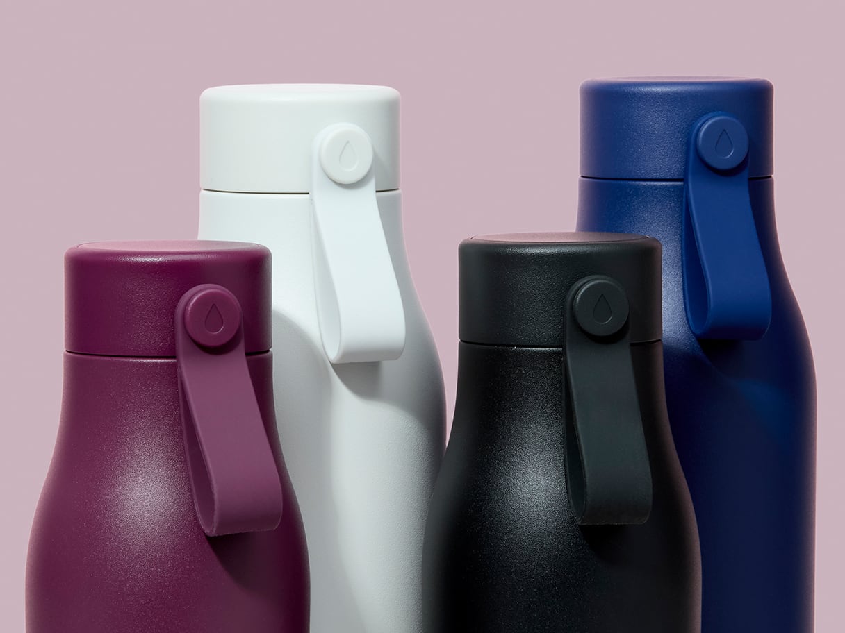 Une collection de nouvelles bouteilles d'eau MOO.