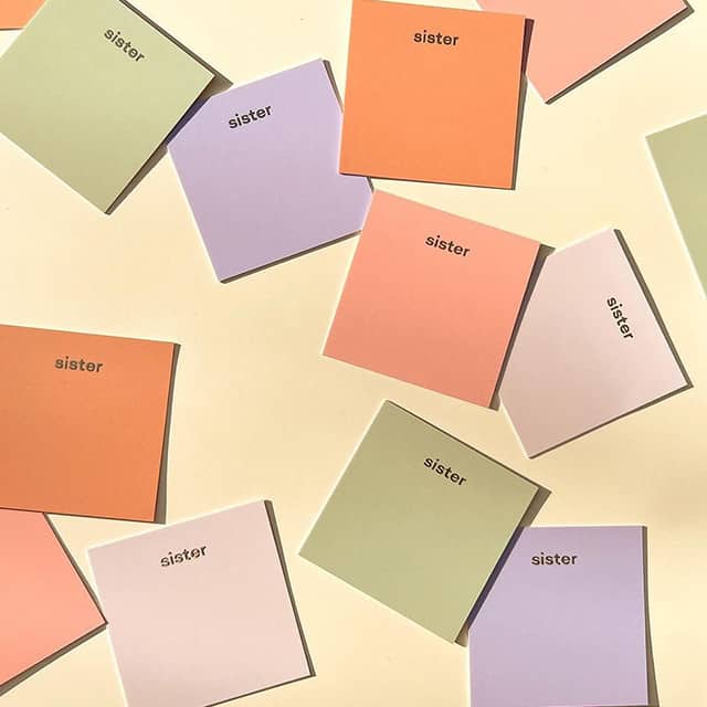 Quadratische, minimalistische Visitenkarten in verschiedenen Farben, darunter Orange, Lila, Hellgrün, Koralle und Hellrosa von Sister Clay Co