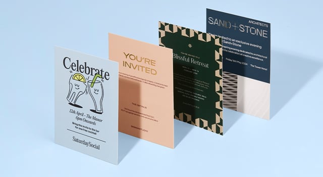Cartons d\'Invitation personnalisés avec modèles variés et finitions argentées et dorées à côté d\'une enveloppe