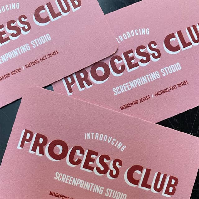 3 rosafarbene Visitenkarten mit abgerundeten Ecken, entworfen von Love As Intended für Process Club