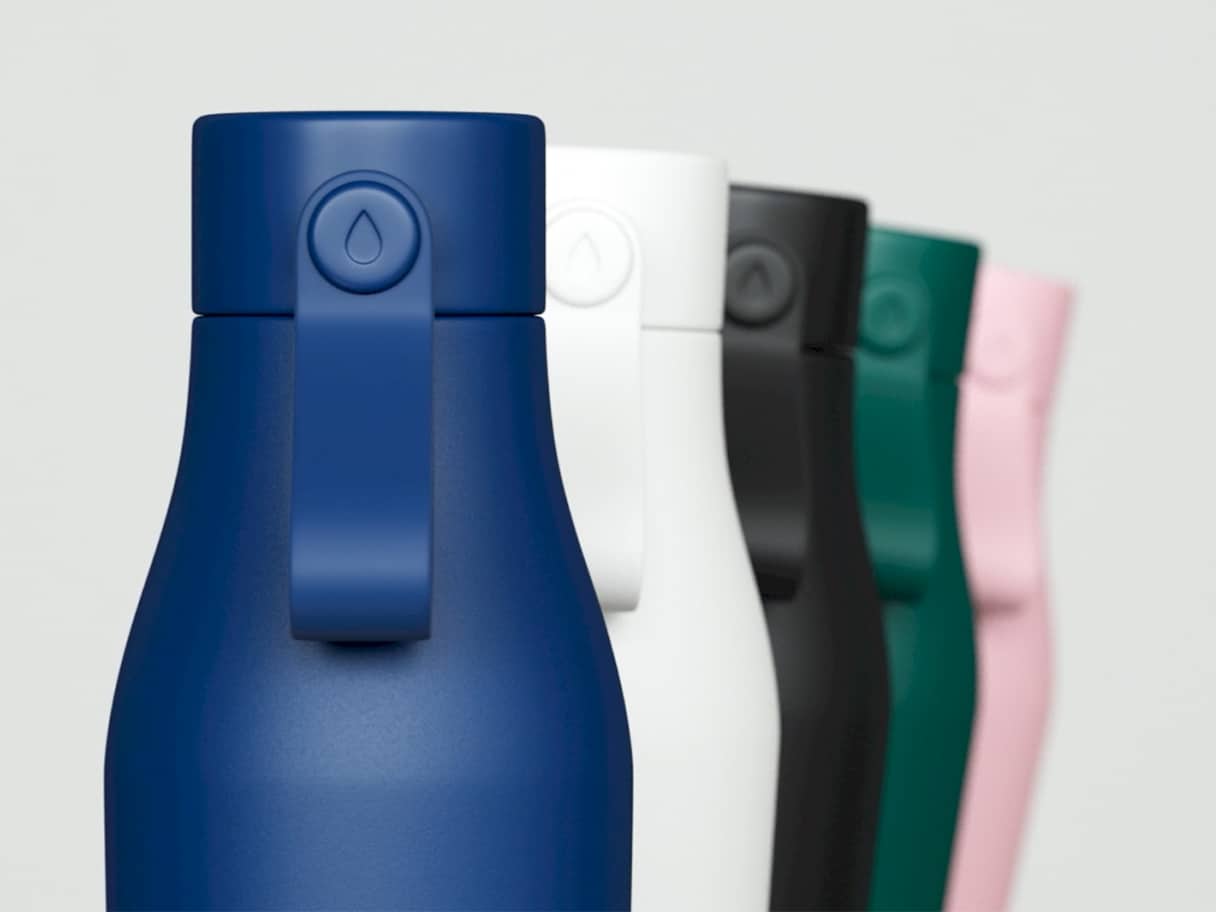 Ilustración de una botella de agua personalizada rosa que gira para mostrar las diversas opciones de personalización en un diseño, incluido el grabado plata, un solo color y cuatro colores