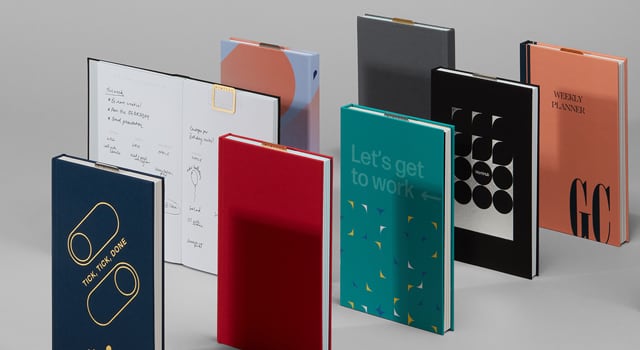 Una selezione di planner e planner personalizzati di MOO in vari colori  