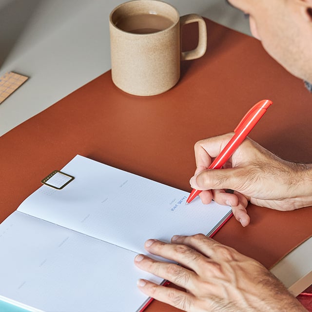 Uomo che scrive su un Planner perpetuo