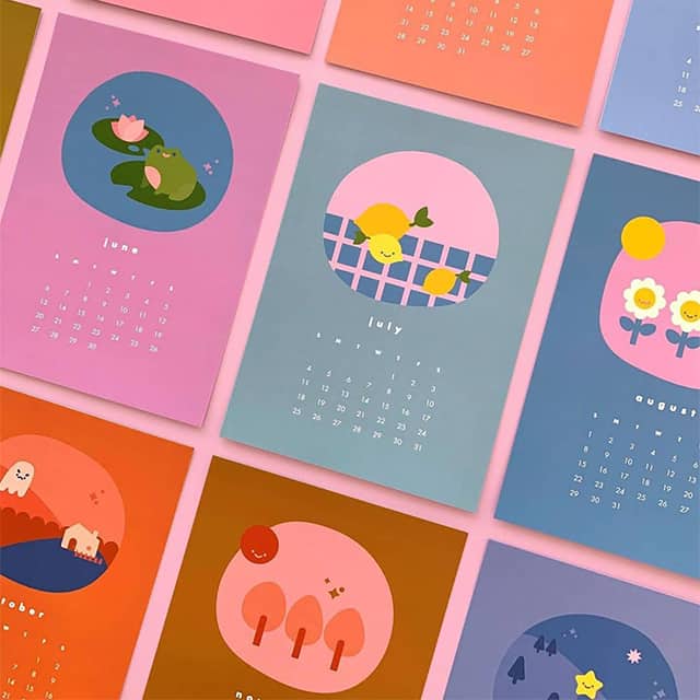 Mosaïque de cartes postales utilisées comme calendriers avec les illustrations minimalistes et colorées de Yeung Love