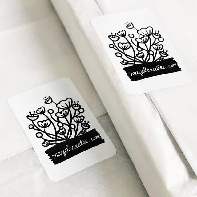 Autocollants rectangulaires avec motif floral noir et blanc par Mayel Creates utilisés pour fermer un paquet