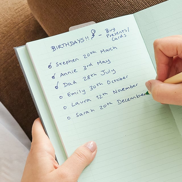 Escritura a mano en el Agenda Perpetua