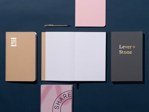 Quaderni con copertina rigida personalizzati e diari leggeri in vari colori e design