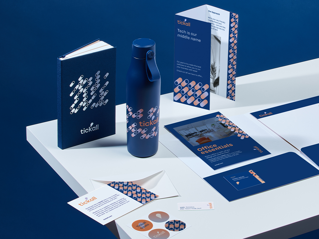 Carnet bleu personnalisé, bouteille d'eau isotherme bleue avec design personnalisé, flyer en trois pans, cartes et autocollants