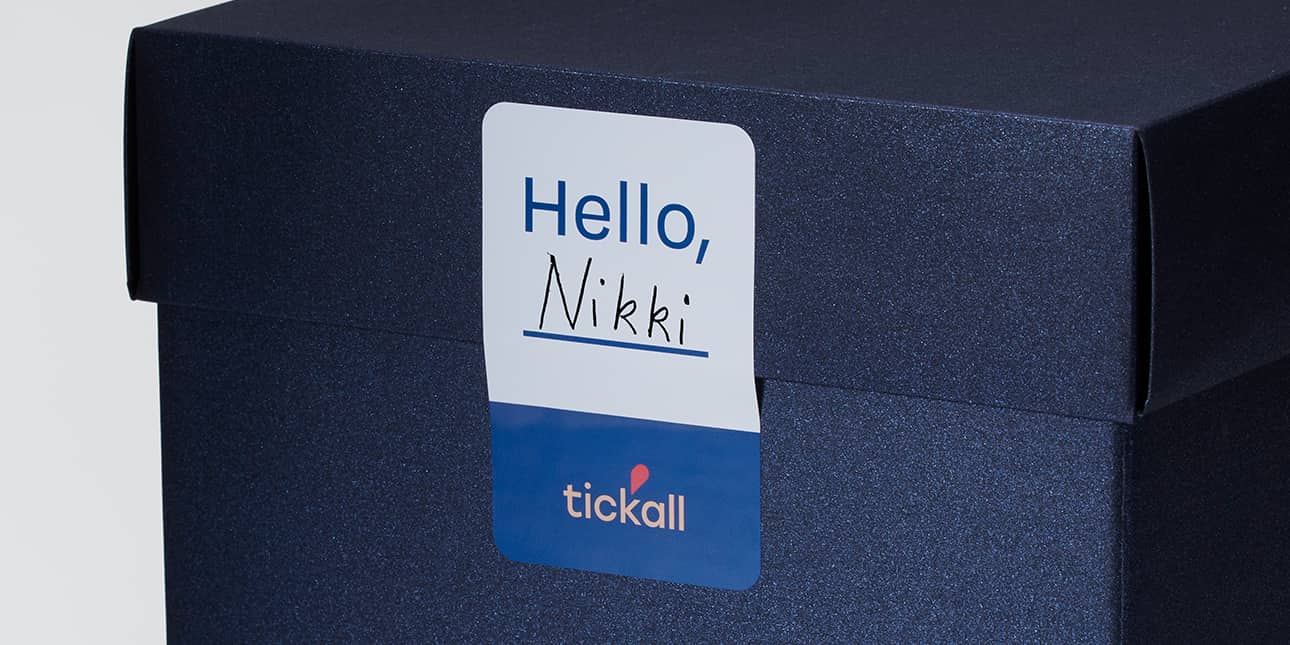 Etiqueta rectangular de la marca con texto escrito a mano en un cuadro azul