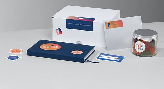 Cahier, boîte, enveloppe et pot décorés d'étiquettes rondes et d'autocollants rectangulaires en 2 tailles ainsi que de mini stickers