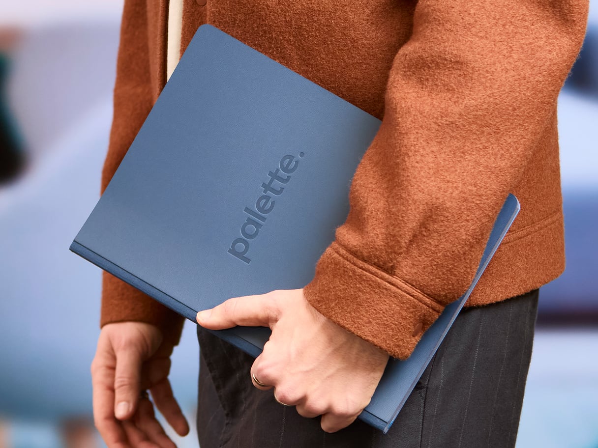 Brochures sur la brillance placées parmi des articles de spa, y compris un encens brûlant.