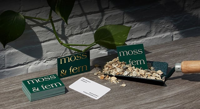 Exposición de tarjetas de visita de Moss & Fern en diferentes tamaños y acabados
