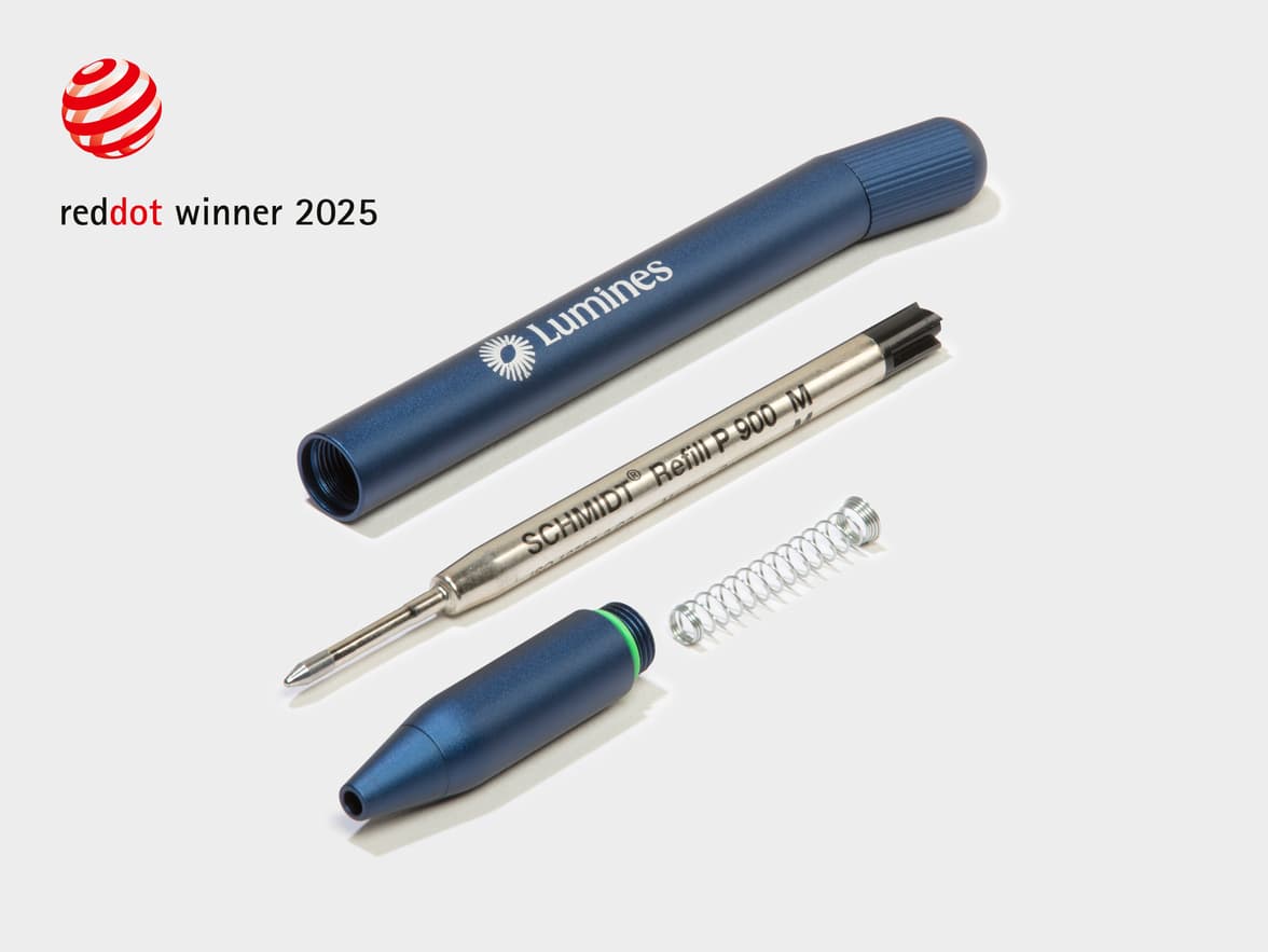 A dismantled blue MOO Twist Pen with a red dot design award logo in the top left corner.