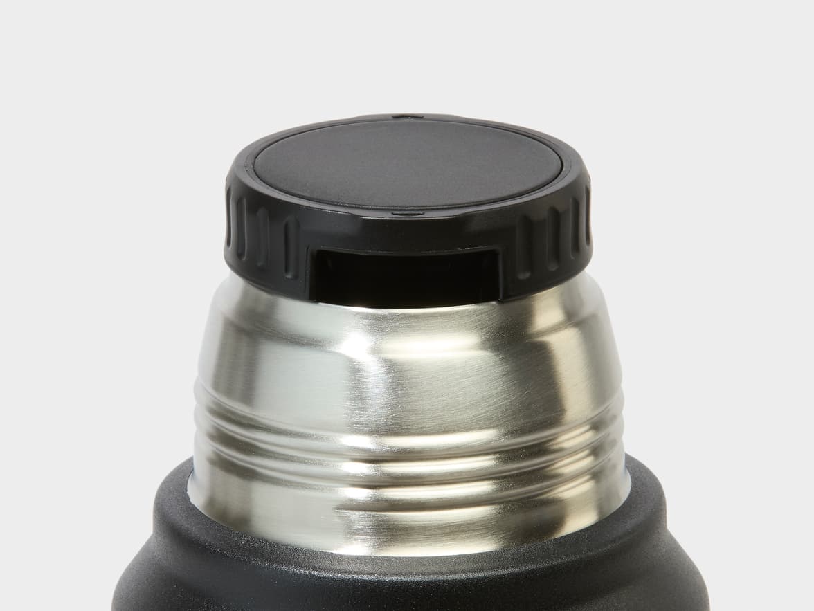 Close up of the twist lid of the Stanley Classic Bottle in Black