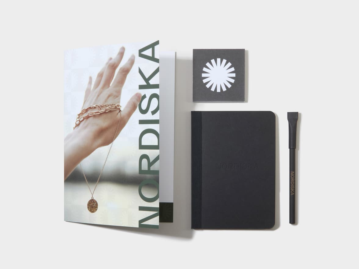 Bi-Fold Super Brochure alongside a collection of other customizable products.