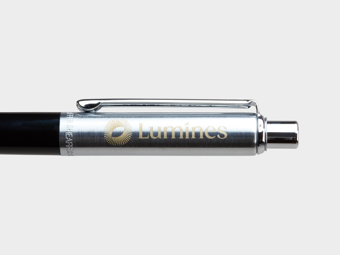 A black and silver Sheaffer pen with gold 'Lumines' branding.