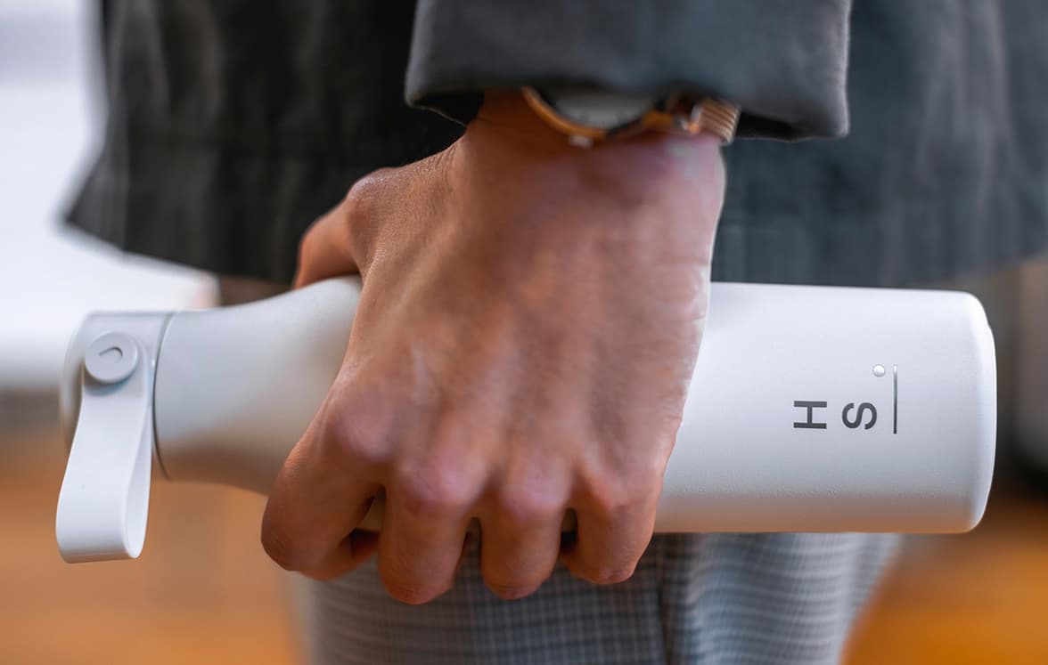 Man holding a MOO Waterbottle